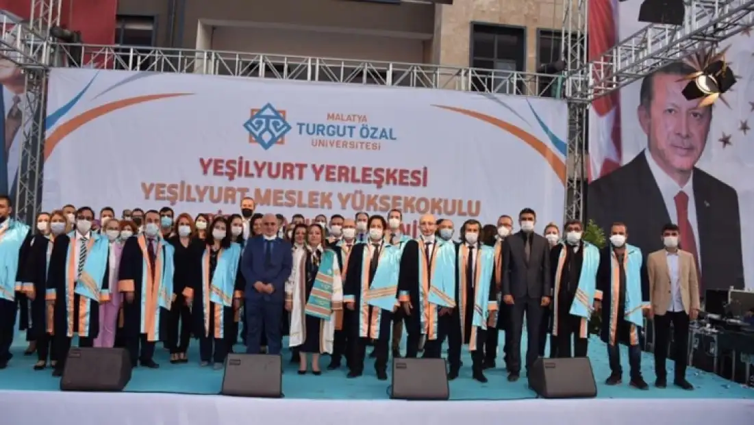 Herkes cübbeli o takım elbiseli!