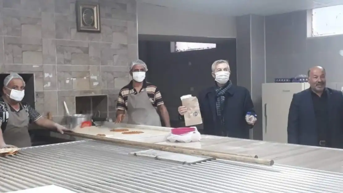 Arapgir Belediyesi 5000 maske ve hijyen jeli dağıttı