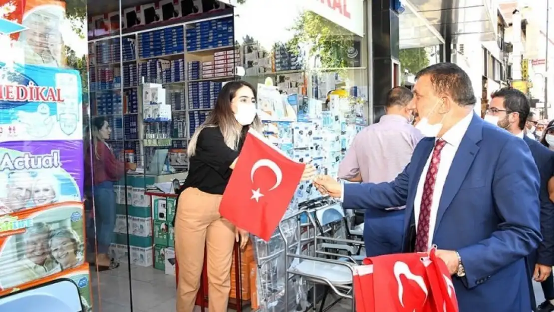 Bayrak dalgalandıkça ülke hep var olacaktır