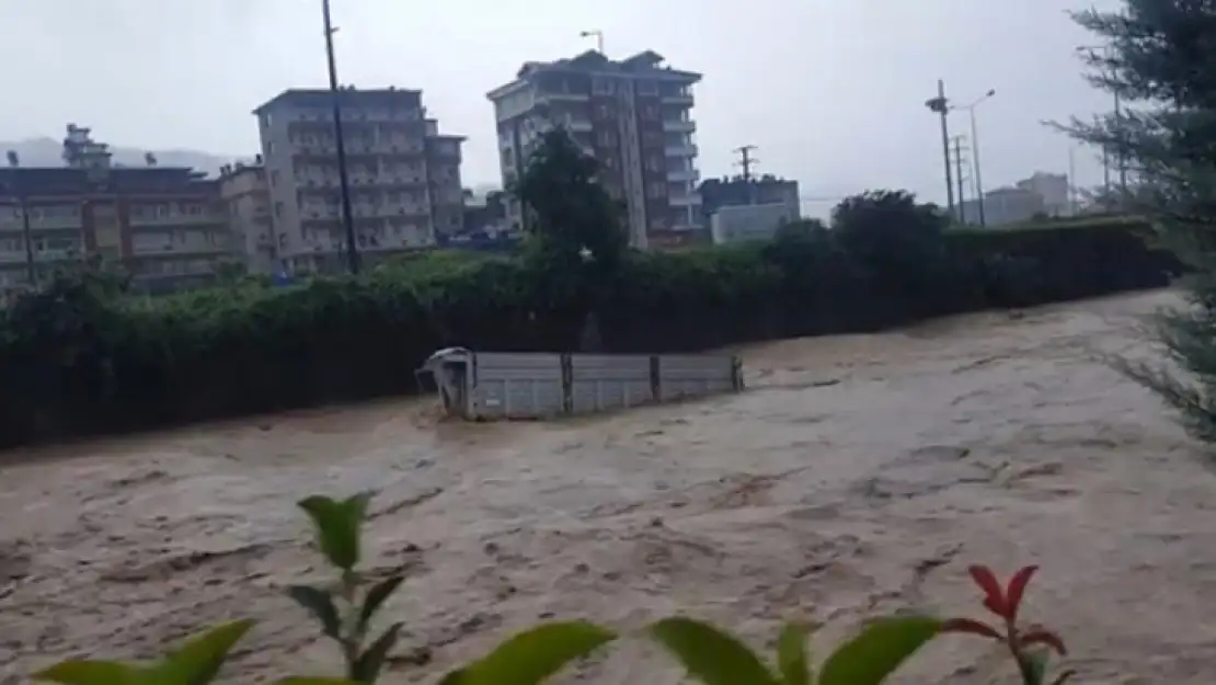 Borçka'daki selin sürüklediği kamyon kasası Hopa'ya dere suları ile işte böyle ulaştı