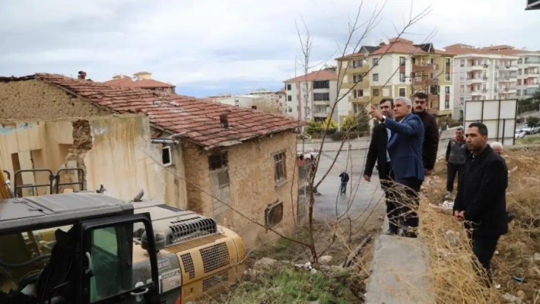 Büyük bir kütüphanemiz olmalı (!)