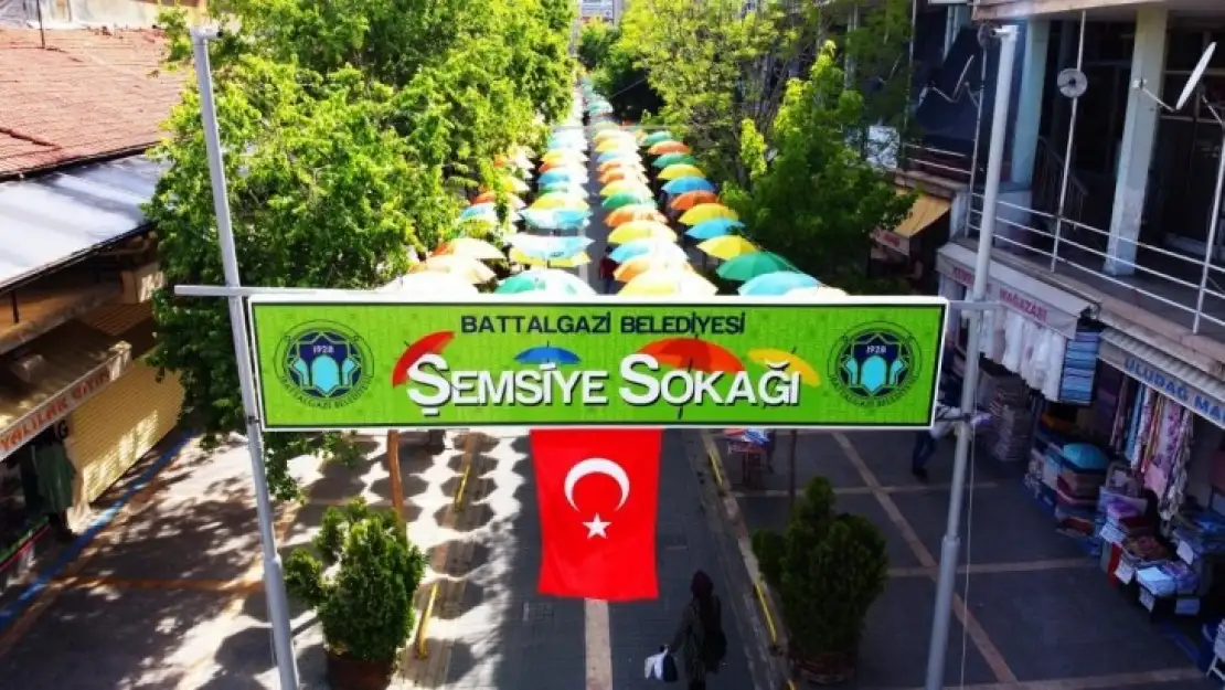 Şemsiye Sokak rengârenk!