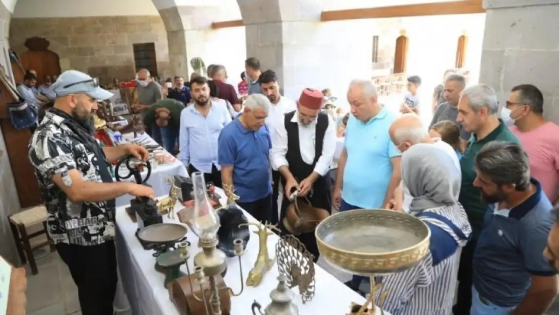 Sosyal mesafeyi de takmadılar, maskeyi de!