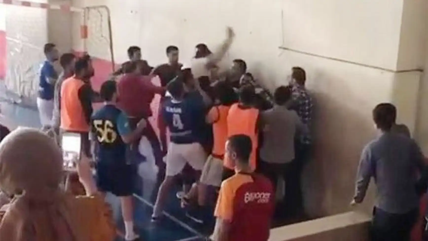 Bu kez öğretmenler kavga etti