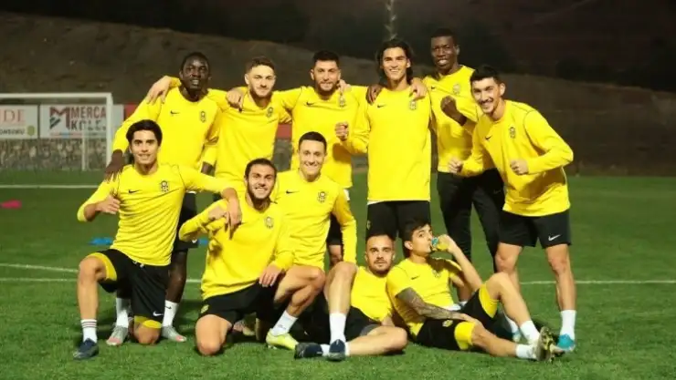 2 futbolcunun koronavirüs testi pozitif çıktı