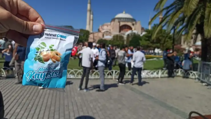 Ayasofya'da kayısı ikramı!