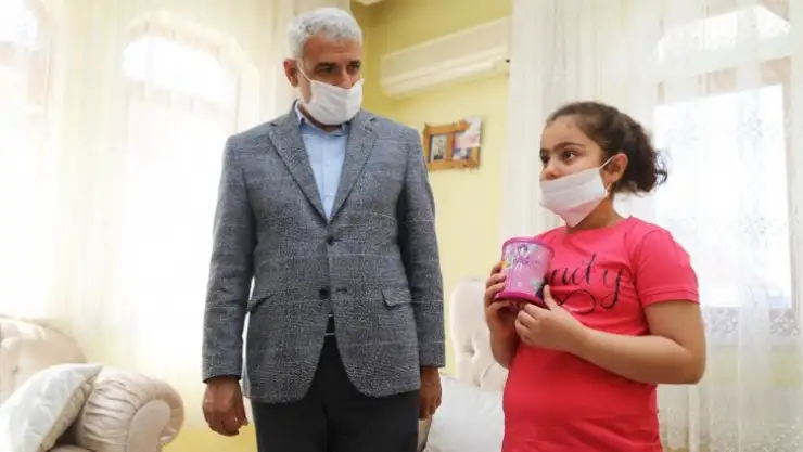Minik Sude kumbarasını bağışladı