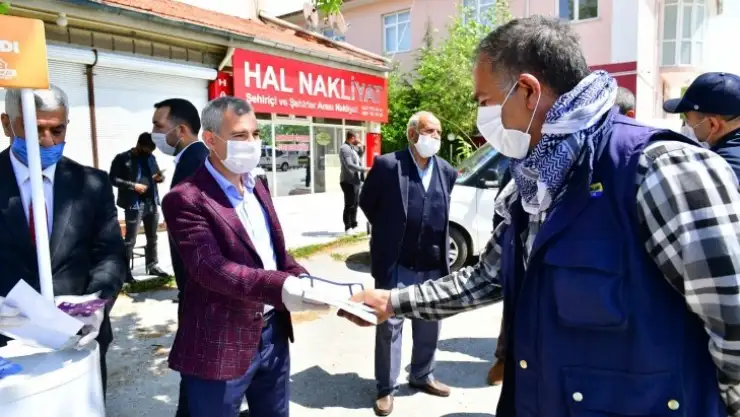 Esnafa maske dağıtıldı